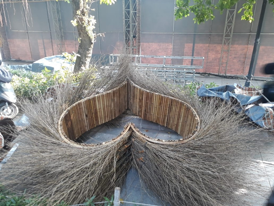 Trước sự việc trên, Giám đốc Sở VH&amp;TT Hà Nội - Tô Văn Động thông tin: “Trái tim này là của người dân làng nghề mang tới, đang thi công để tối (11/12) bắt đầu đầu trưng bày Lễ hội văn hoá dân gian trong đời sống đương đại năm 2020. Nhưng mô hình này không được duyệt nên tối (10/12), người dân đã mang đi”.