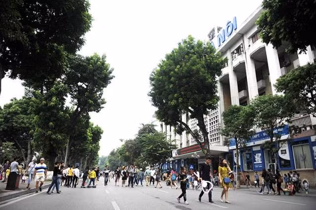 Tháng 2/2013, dự án xây dựng "đại lộ danh vọng" ở Hồ Gươm cũng vấp phải sự phản đối của dư luận. Theo các phương án xây dựng, chỉnh trang khu vực trung tâm, phần vỉa hè phía tây trục phố Đinh Tiên Hoàng nằm sát cạnh Hồ Gươm, kéo dài từ tháp Hòa Phong tới Nghi môn đền Bà Kiệu được đề xuất xây dựng “Tuyến đường ghi danh”. Tuyến đường này dự kiến sẽ được lát đá và khắc tên những danh nhân, nghệ sĩ, nhà khoa học, nhà nghiên cứu... có đóng góp lớn cho sự phát triển của Hà Nội. (Ảnh phố đi bộ hồ Gươm)