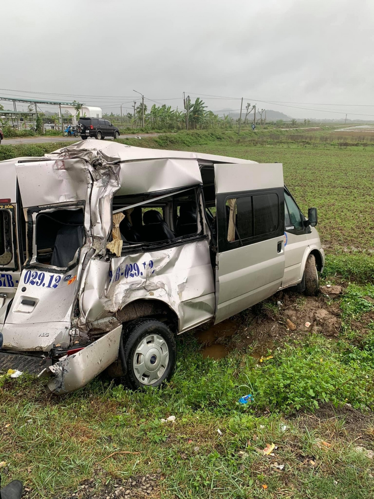  Xe khách 16 chỗ bị tông bay xuống ruộng, nhiều hành khách bị thương: Khoảng 7h30 ngày 15/12 trên địa bàn xã Quỳnh Giang, huyện Quỳnh Lưu, Nghệ An một xe khách 16 chỗ xin đường rẽ trái, chiếc xe 7 chỗ dừng lại nhường đường để xe khách rẽ, đúng lúc này chiếc xe container lao từ phía sau lên đâm văng xe 16 chỗ xuống ruộng. Xe 7 chỗ cũng bị tông văng hư hỏng nặng phía sau. Vụ tai nạn khiến 3 người trên xe khách bị thương. 