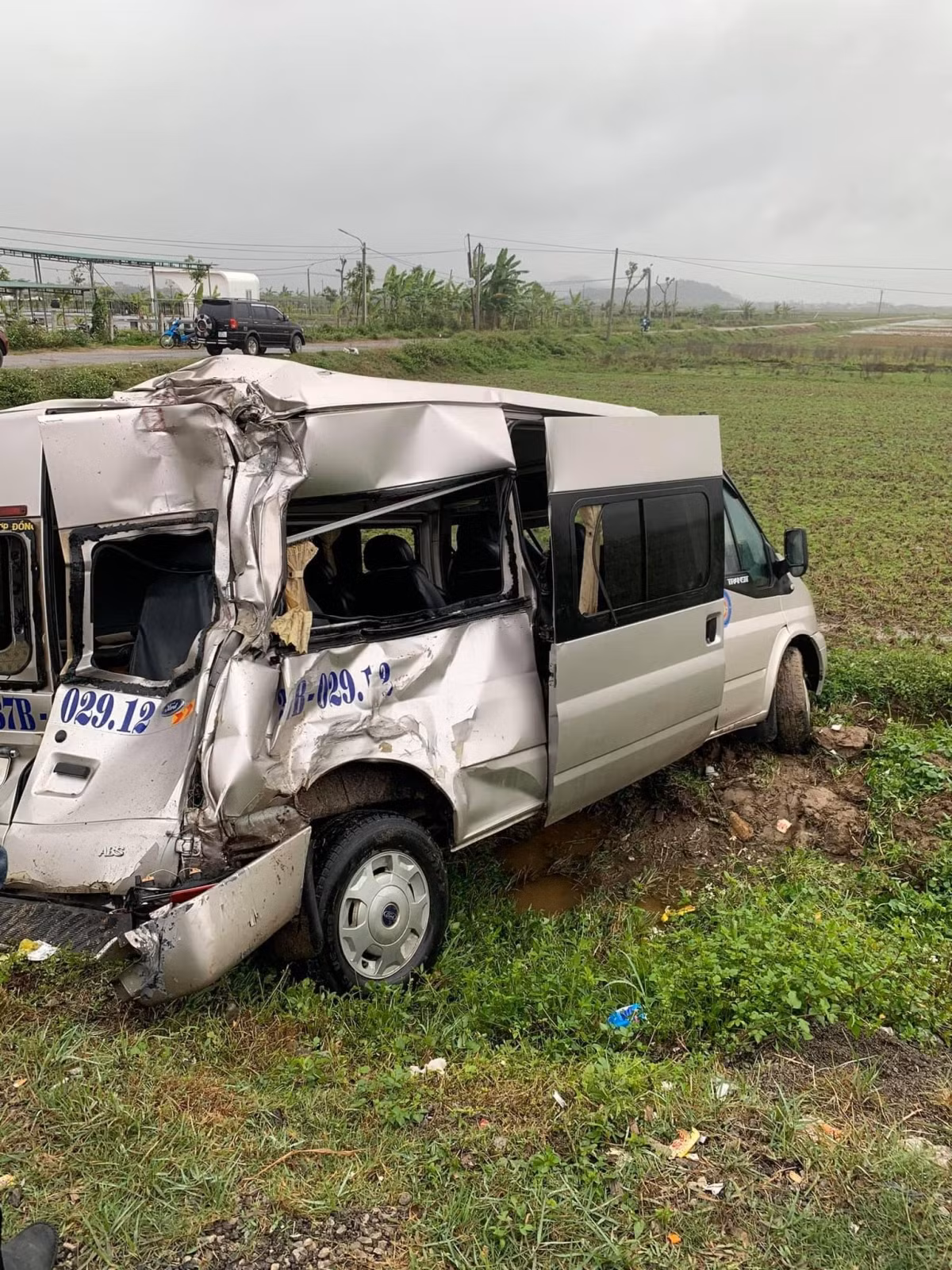  Xe khách 16 chỗ bị tông bay xuống ruộng, nhiều hành khách bị thương: Khoảng 7h30 ngày 15/12 trên địa bàn xã Quỳnh Giang, huyện Quỳnh Lưu, Nghệ An một xe khách 16 chỗ xin đường rẽ trái, chiếc xe 7 chỗ dừng lại nhường đường để xe khách rẽ, đúng lúc này chiếc xe container lao từ phía sau lên đâm văng xe 16 chỗ xuống ruộng. Xe 7 chỗ cũng bị tông văng hư hỏng nặng phía sau. Vụ tai nạn khiến 3 người trên xe khách bị thương. 