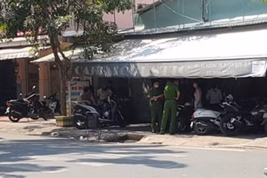  Nam thanh niên bị truy sát, chém gục trên phố: Khoảng 10h15 ngày 17/12, người đi đường 79, phường Tân Quy, TP HCM phát hiện một nam thanh niên khoảng 25 tuổi bị một đối tượng cầm dao truy đuổi trên đường. Sau khi gây án, đối tượng lên xe của đồng bọn chờ sẵn tẩu thoát. Nam thanh niên được đưa đi cấp cứu trong tình trạng cánh tay bị thương tích nặng, gần đứt lìa. (Ảnh minh họa). 