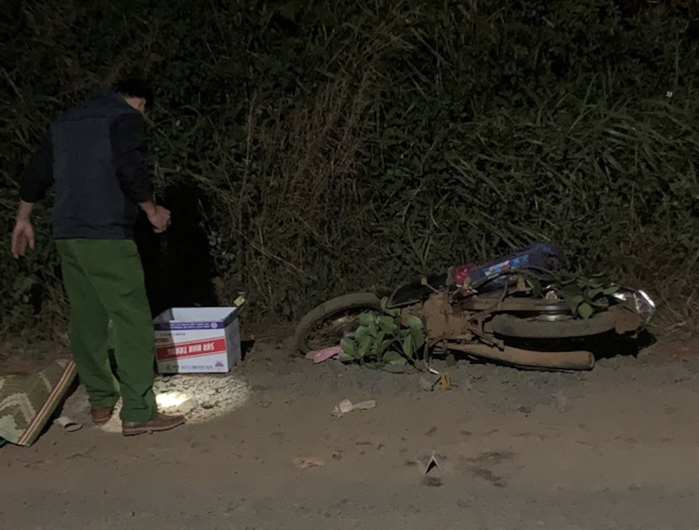  Bé trai 6 tuổi bị xe ben cán tử vong: Khoảng 17h ngày 16/12, trên tuyến quốc lộ 14C, huyện Tuy Đức, tỉnh Đắk Nông chiếc xe ben va chạm với xe máy do một người phụ nữ điều khiển chạy hướng ngược lại. Hậu quả đã khiến cháu bé 6 tuổi bị xe ben cán tử vong. Hôm nay, cơ quan chức năng tỉnh Đắk Nông đã tổ chức khám nghiệm hiện trường để làm rõ vụ tai nạn giao thông kể trên. 