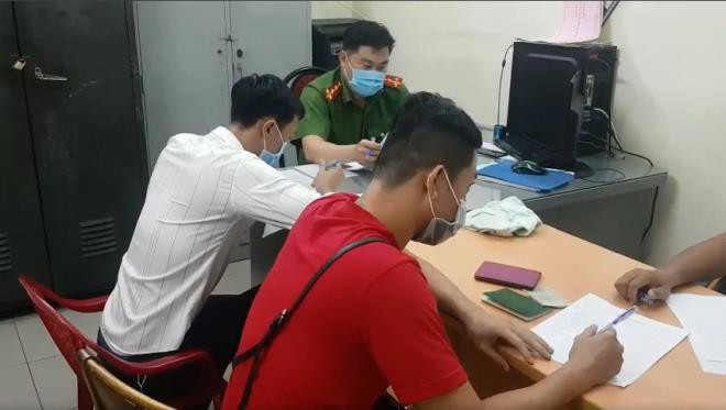 Dong mai dam dong tinh nam o TP.HCM: 3 'le hoi'/tuan, 50 khach quan he tap the