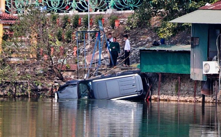 10h sáng cùng ngày, cơ quan chức năng bắt đầu cẩu phương tiện để tiếp tục làm rõ nguyên nhân tai nạn.