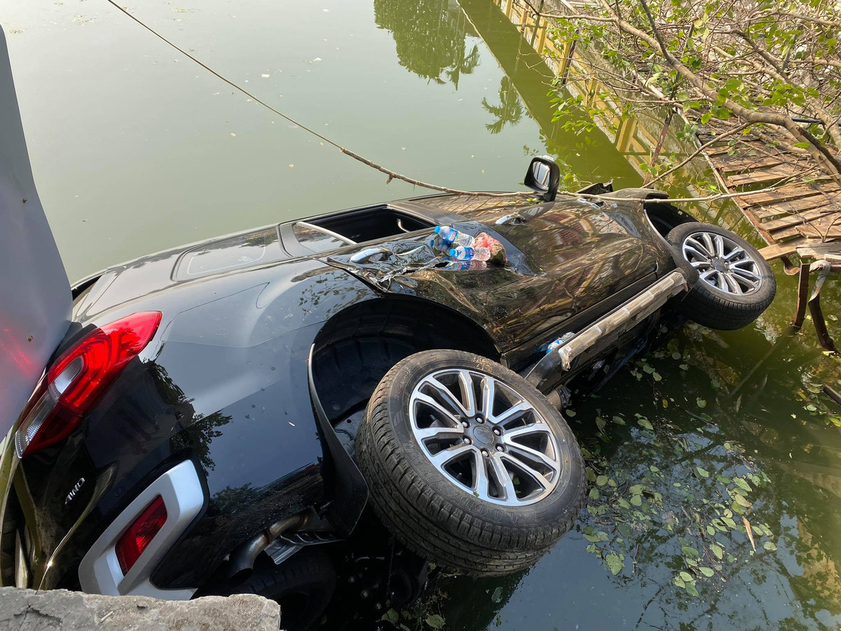Công an quận Tây Hồ, cho biết thời điểm xảy ra tai nạn, trên ôtô có 4 người, trong đó có một trẻ em, tất cả thoát nạn. 