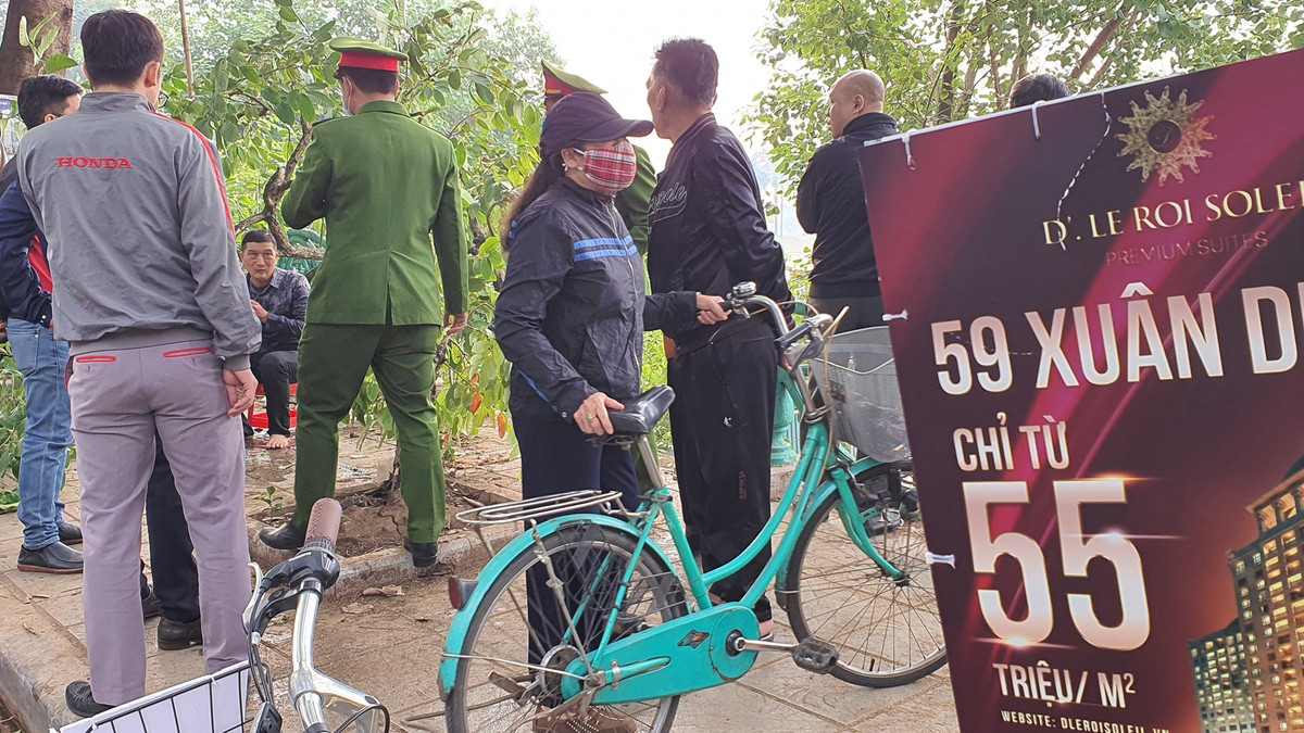 Hiện vụ ô tô bất ngờ lao xuống hồ đang được cơ quan chức năng điều tra, làm rõ.