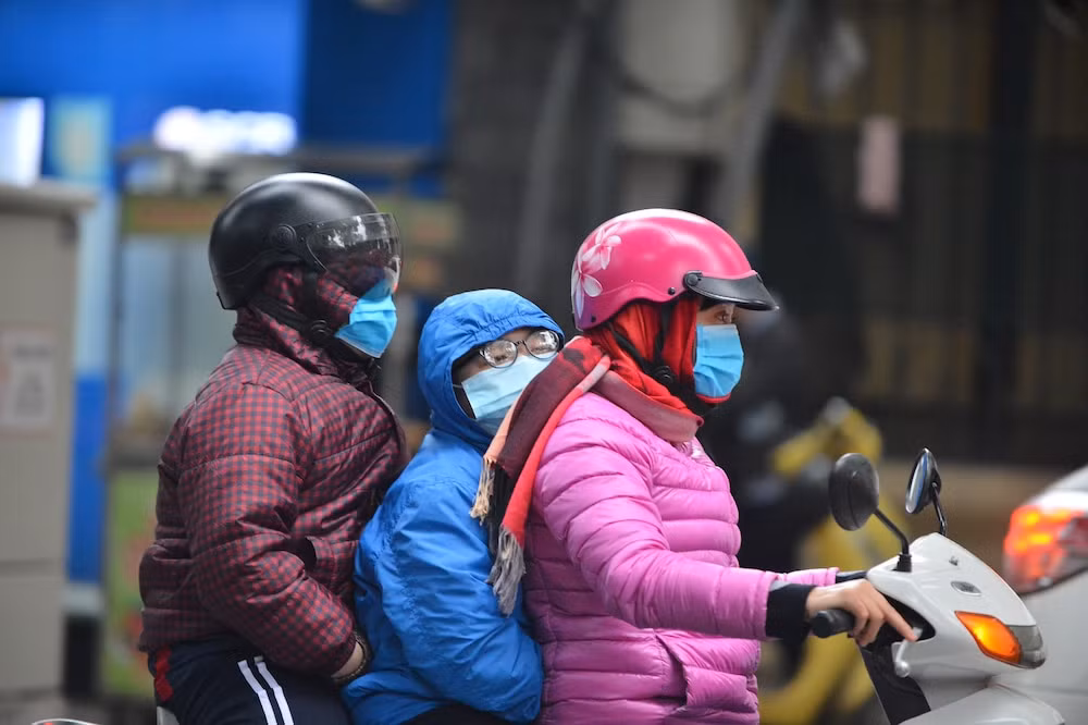 Tại Hà Nội trời có mưa, rét đậm với nhiệt độ thấp nhất phổ biến 11-14 độ. Theo ghi nhận sáng nay trời cực lạnh, tại Hà Đông nhiệt độ giảm xuống còn 13.8 độ C, người dân co ro đi làm từ sáng sớm. (Ảnh: Saostar)