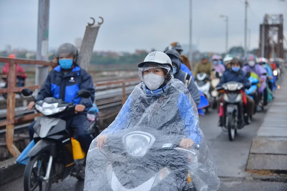 Nhiều người cũng mặc thêm áo mua phòng mưa lạnh. (Ảnh: Saostar)