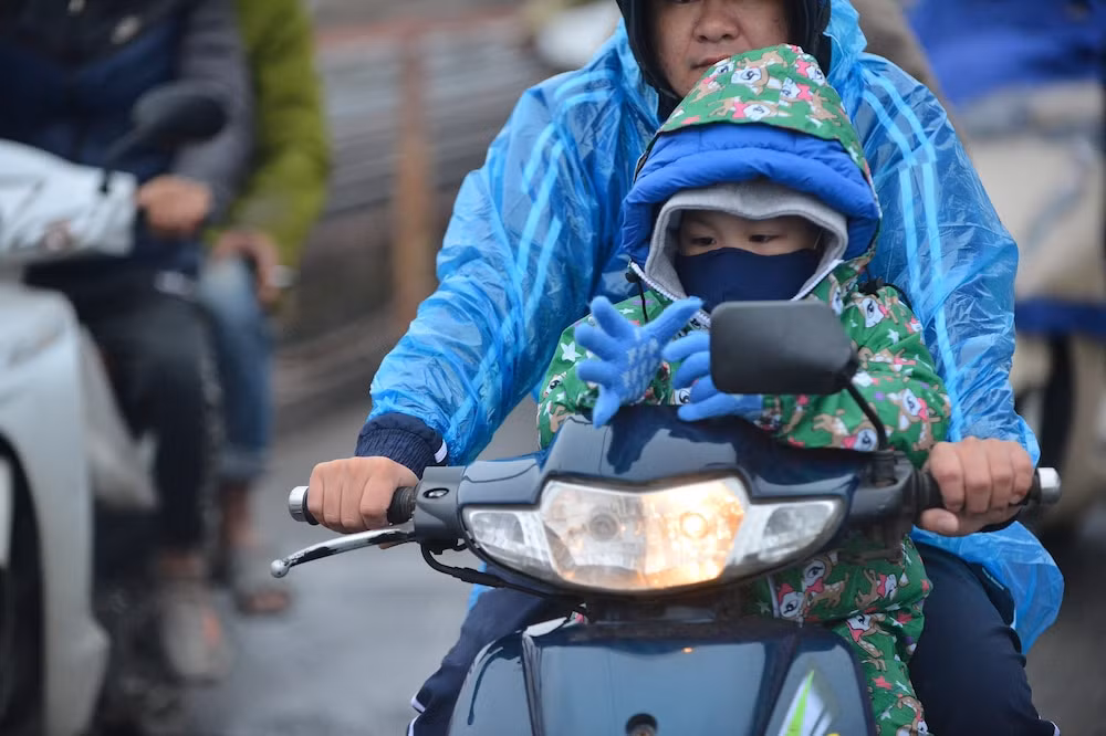 Nhiều trẻ nhỏ được mặc ấm, đeo găng tay phòng lạnh. (Ảnh: Saostar) 