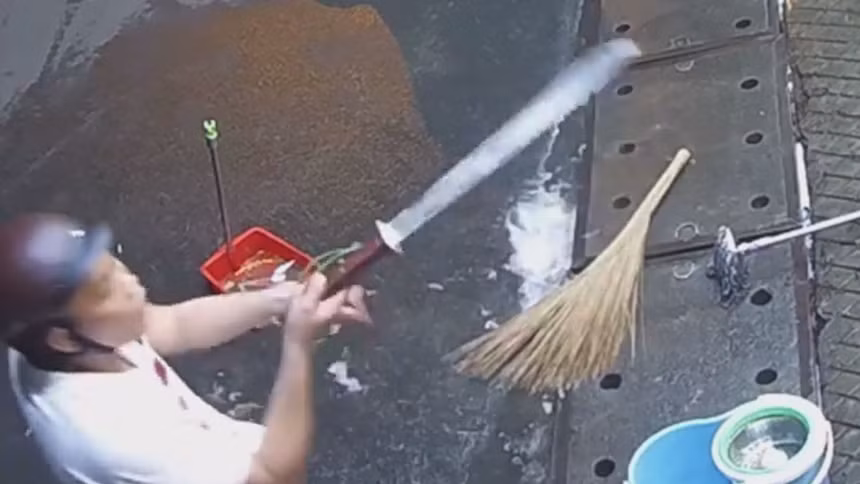 Danh ban gai, cam ma tau doa chem nguoi can o TPHCM: Lieu co khoi to?-Hinh-2