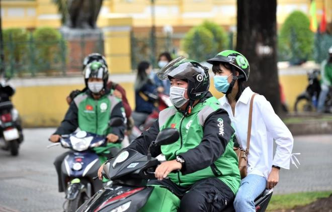 Sau Grab, Gojek cung tang 8-10% gia cuoc