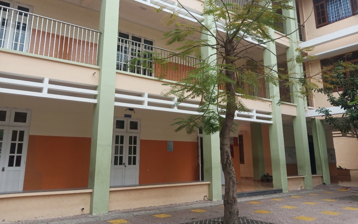 Tin nong ngay 10/12: Dang hoc toan nu sinh lao ra ngoai nhay lau tu tu