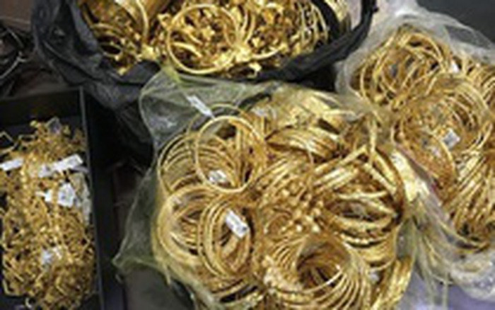  Chủ nhà ngủ say, trộm đột nhập lấy 8 lượng vàng: Khoảng 4h ngày 10/12, bà Nguyễn Thị Ngọc Mai (ở xã Long Hòa, thị xã Gò Công, tỉnh Tiền Giang) phát hiện có đối tượng đột nhập phá két sắt. Kẻ trộm lấy 6 lượng vàng 24k và 1,7 lượng vàng 24K cất trong tủ sắt. Tổng số tài sản bị mất trộm hơn 400 triệu đồng. Hôm nay, Công an thị xã Gò Công cho biết đang điều tra, truy bắt đối tượng. 