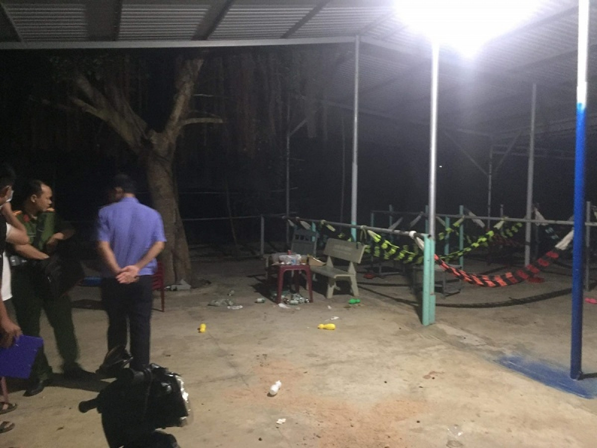  Mâu thuẫn trong lúc ăn nhậu, em rể đâm chết anh vợ: Tối muộn 13/12, Nguyễn Phi Long (SN 1993, trú tại xã Tân Tiến, thị xã La Gi, tỉnh Bình Thuận) xảy ra mâu thuẫn với anh rể là Nguyễn Minh Hiệp (trú cùng địa phương). Bị Hiệp đánh, Long chụp con dao đâm anh Hiệp nhiều nhát, khiến nạn nhân tử vong. Ngay trong đêm 13/12, Công an đã bắt giữ nghi phạm Nguyễn Phi Long để phục vụ điều tra.