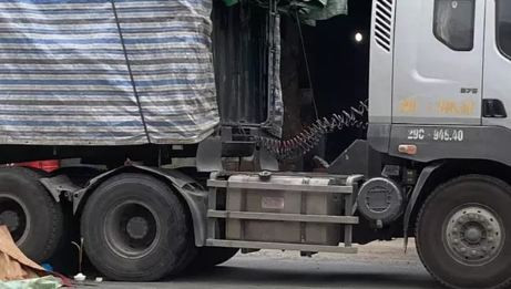  Nữ công nhân tử vong thương tâm trên đường đi làm: Khoảng 5h30 ngày 14/12, nữ công nhân SN 2000, điều khiển xe máy khi đến đoạn bến xe buýt Xuân Mai (thuộc địa bàn Lương Sơn, Hòa Bình) thì xảy ra va chạm với phương tiện xe máy cùng chiều, đúng lúc này xe container đi đến không kịp phản ứng dẫn đến nạn nhân tử vong. 