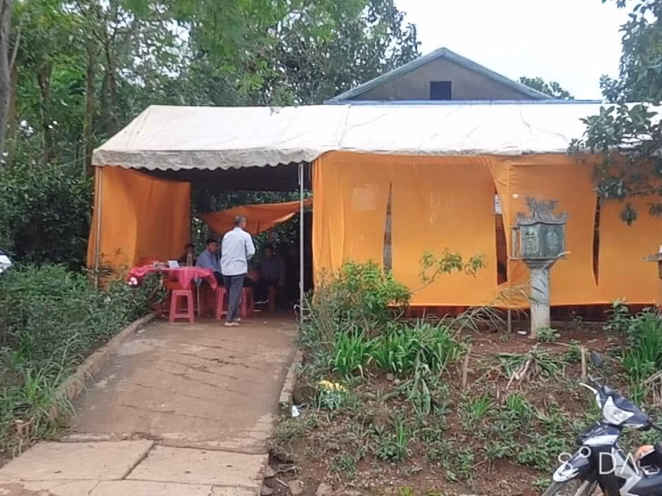  Bị đòi nợ 100 nghìn đồng, con nợ đoạt mạng chủ nợ: Sau khi xô xát với bạn vì 100.000 đồng tiền nợ, Trần Minh Tý (28 tuổi, trú tại xã Hướng Tân, huyện Hướng Hóa, Quảng Trị) đã dùng kéo thủ sẵn đâm chết chủ nợ là Trần Văn Tâm (cùng trú tại địa phương). Hôm nay, Công an huyện Hướng Hóa cho biết đang điều tra làm rõ một vụ án mạng xảy ra trên địa bàn.