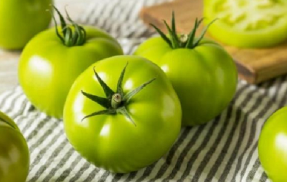 NO3 khi đi vào cơ thể sẽ phản ứng với amin và hình thành chất gây ung thư được gọi là nitrosamin. Số liệu điều tra của Sở khoa học - Công nghệ Hà Nội vào năm 2003-2004 tại nhiều chợ nội thành Hà Nội cho thấy: Lượng tồn dư NO3 trong bắp cải, su hào, hành tây đều vượt mức. Bởi vậy, ra chợ đừng có thấy rau xanh mướt mắt mà mua ngay. Nhiều khi rau xanh quá là do ừa được bón phân đạm, dư lượng NO3 trong đó còn đầy, ăn vào lại hại sức khỏe.