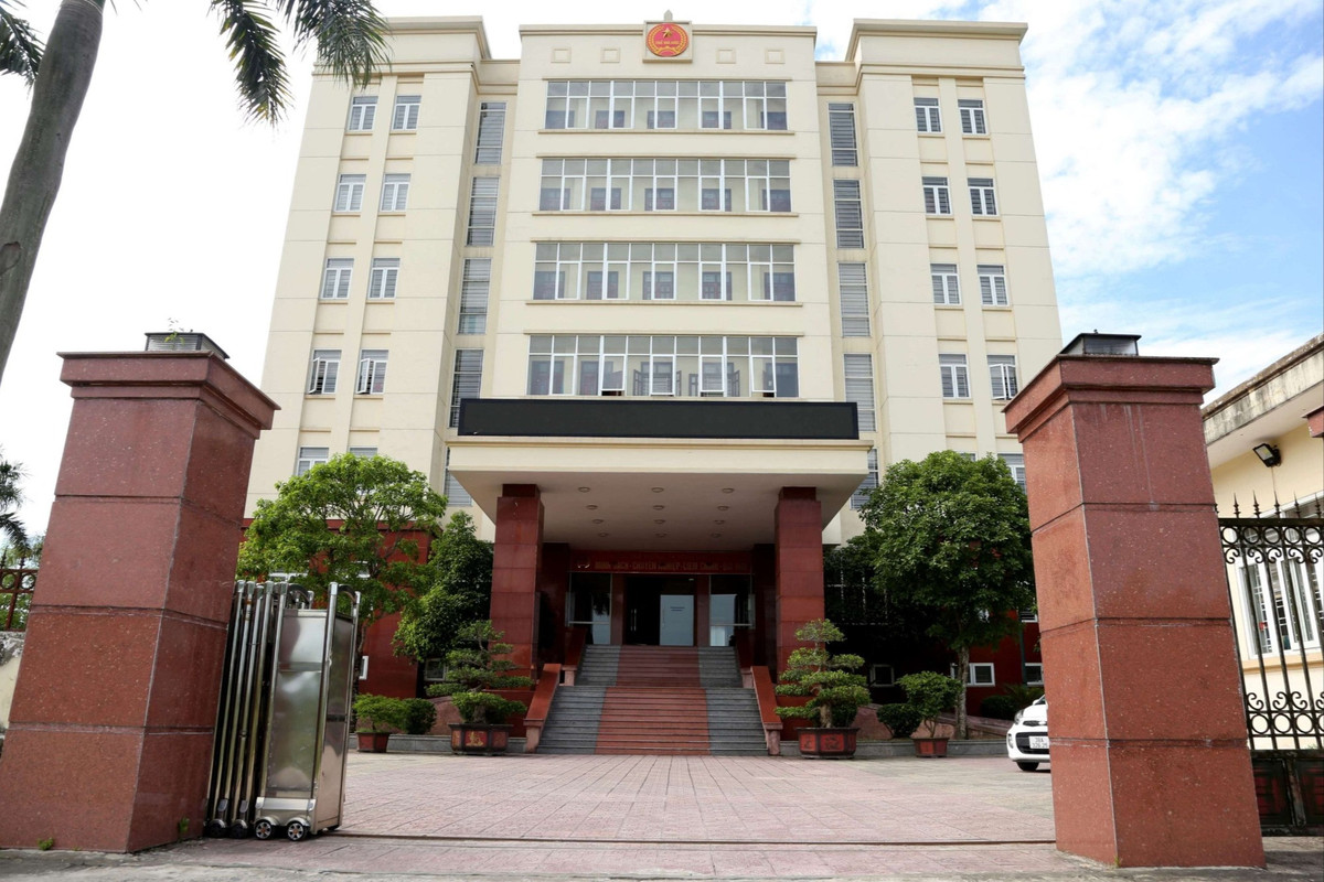 Chi cuc truong bi giang chuc vi can bo “om” tien thue bien mat