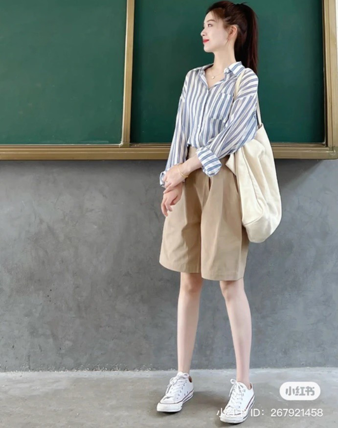 Những bức ảnh khoe đồ của cô thường được chụp vào giờ ra chơi, ngay tại khu vực bục giảng, nhà trường và phụ huynh học sinh đều không có ý kiến gì.