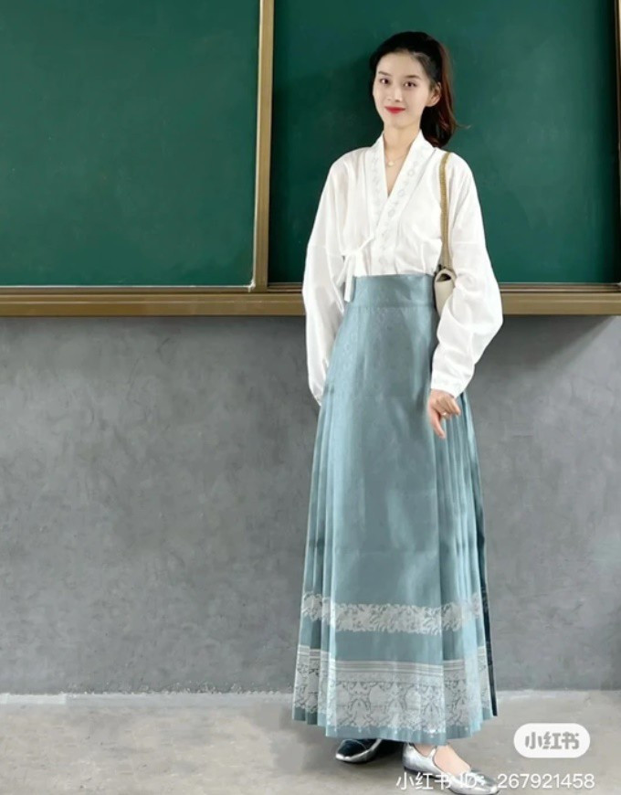 Một bộ phận netizen cho rằng việc giáo viên quá chăm chút chuyện ăn mặc cũng như làm blog khoe style là thiếu chuyên nghiệp, dễ gây ảnh hưởng đến học sinh.