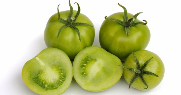 Cà chua xanh: Khi mua, nhiều người nghĩ chọn những quả cà chua còn xanh cứng sẽ để được lâu hơn. 