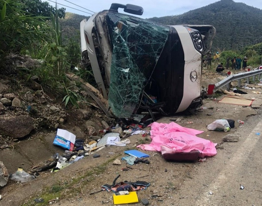 Khanh Hoa: Xe cho doan du khach nuoc ngoai gap nan, bon nguoi tu vong