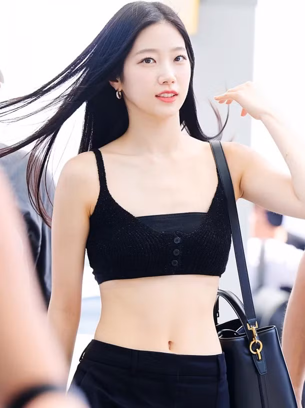 Kazuha (sinh năm 2003, tại Nhật Bản) ra mắt vào năm 2022 cùng nhóm nhạc Le Sserafim. Ngoài ra, cô cũng đắt show làm mẫu ảnh, quảng cáo.