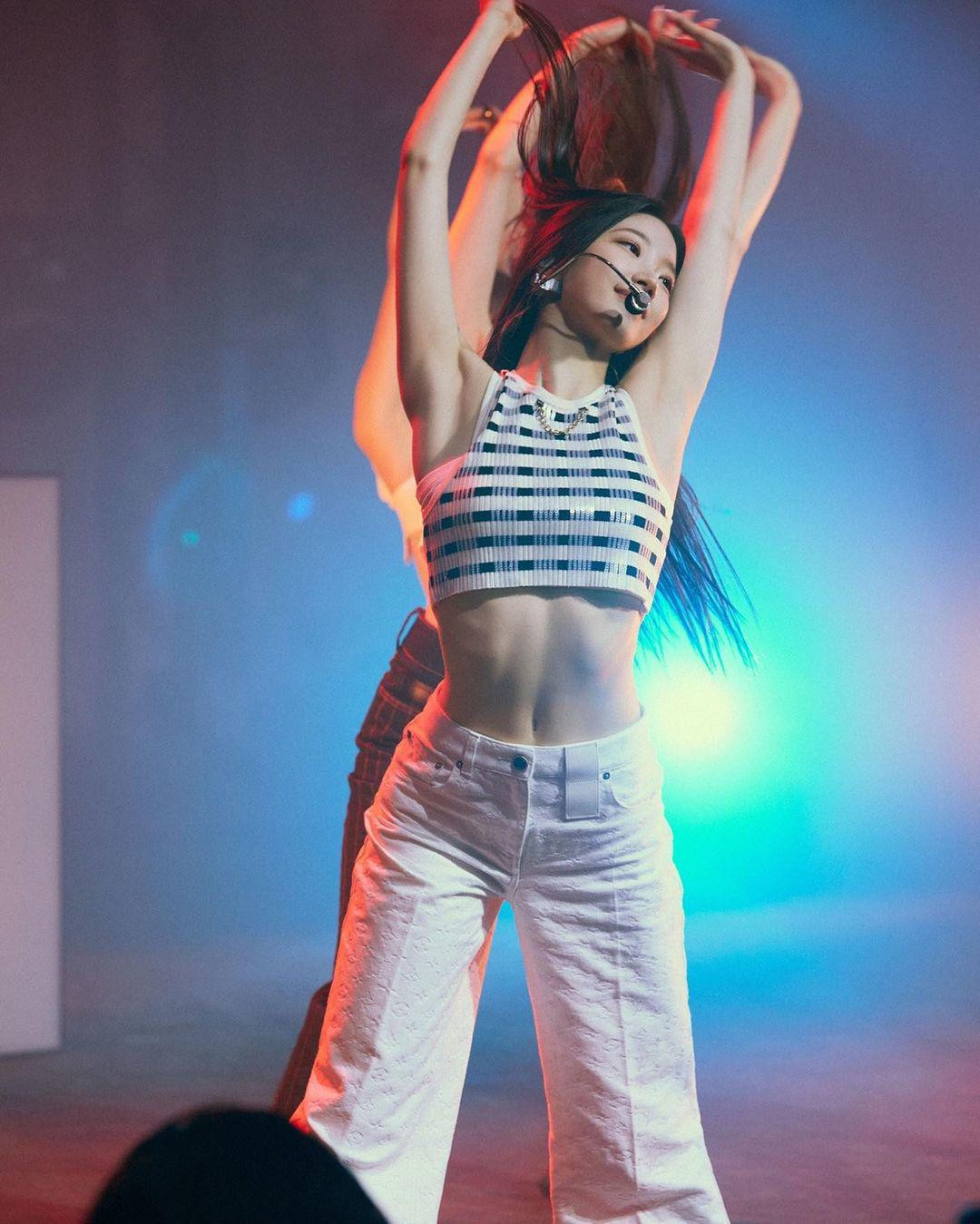 Đời thường, Kazuha cũng chuộng mặc nội y, áo quây, phối cùng dài hoặc chân váy ngắn.