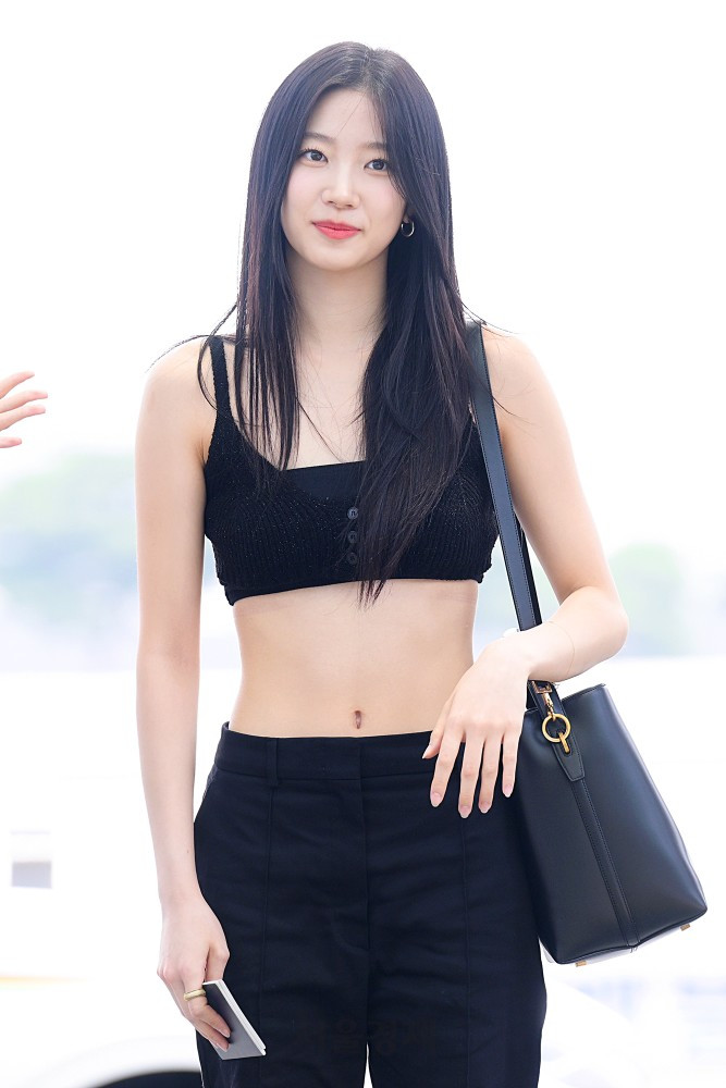 Trong hình, nữ idol có hơn 5 triệu người theo dõi trên Instagram cá nhân này mặc bra, phối cùng áo quây cùng màu và quần cạp trễ. Thiết kế có phần phóng khoáng này giúp cô khoe trọn vòng eo thon săn chắc cùng làn da trắng sáng mịn màng. Trên diễn đàn Theqoo, cư dân mạng đưa ra nhiều ý kiến tranh cãi, một bên bày tỏ không hài lòng về cách ăn mặc của Kazuha ở chốn đông người, số khác lại dành lời khen ngợi cho ngoại hình của cô và cho rằng thời trang của nữ thần tượng không quá gợi cảm mà chỉ không phù hợp với địa điểm, nên tiết chế.