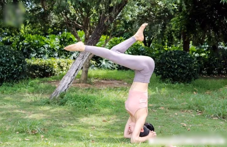 "Tập hòa mình với thiên nhiên dễ chịu hơn rất nhiều, nhưng thú thật tôi luôn phải để ý xem có ai nhìn mình không và cố gắng lựa chọn bộ đồ tập nào đó kín đáo một chút", một tài khoản chia sẻ dưới bài đăng về việc tập yoga ngoài trời trên trang QQ.