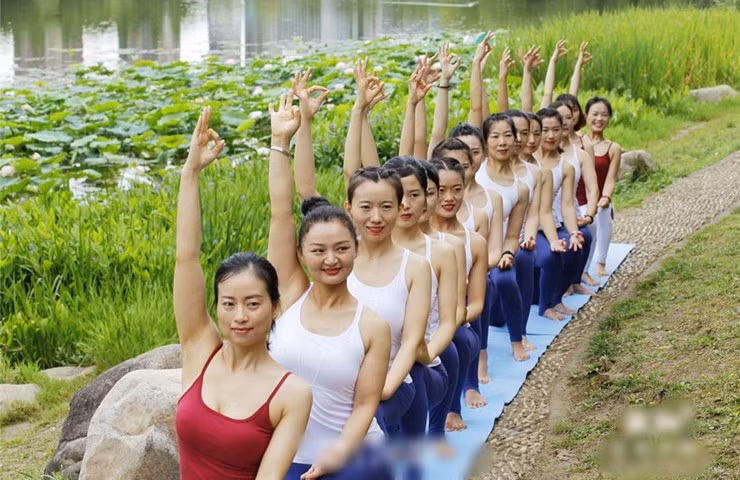 Các dáng áo phông, áo thun rộng, áo có cổ cao kết hợp cùng quần tập cũng mang lại sự thoải mái cho người mặc và tránh được sự cố nhảy cảm khi tập ở chốn đông người. Bạn nên chọn các kiểu bra thể thao thay vì croptop, mặc kèm áo ngực.