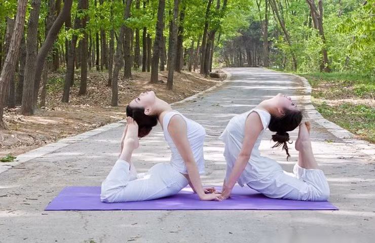 Mới đây, trên mạng xã hội Weibo chia sẻ nhiều hình ảnh một hội nhóm phái đẹp trải thảm tập yoga giữa đường, nhận được nhiều sự quan tâm của dân mạng.