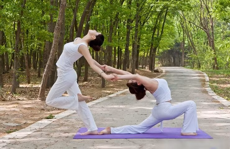Nhiều người cho rằng nên mặc kín đáo hơn khi tập yoga ở nơi công cộng. Tuy nhiên, cũng có một số ý kiến bình luận mặc như hình là phù hợp, không quá nhạy cảm và địa điểm tập này cũng ít người qua lại.