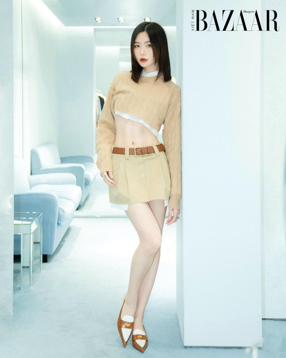 Tuy nhiên, điều khiến cho mini skirt nhà Miu Miu thực sự trở thành trend "gây sốt" toàn cầu là vì nó được mặc bởi những người có tên tuổi, với nhiều vóc dáng khác nhau, kể cả các người mẫu ngoại cỡ cũng tự tin lăng xê váy siêu ngắn phối với croptop. Sự tự tin, năng lượng tích cực cũng như thông điệp mạnh mẽ này được cho là cực kỳ phù hợp với xu hướng "tích cực cơ thể" hiện nay, từ đó khiến cho mini skirt trở thành biểu tượng của sự nổi loạn thời hiện đại.