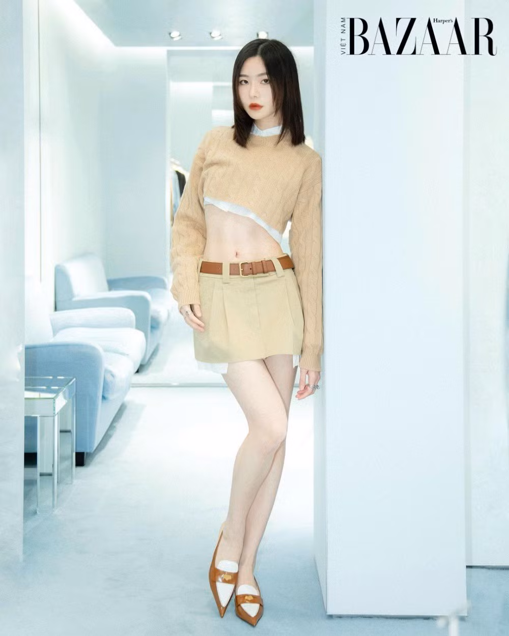 Tuy nhiên, điều khiến cho mini skirt nhà Miu Miu thực sự trở thành trend "gây sốt" toàn cầu là vì nó được mặc bởi những người có tên tuổi, với nhiều vóc dáng khác nhau, kể cả các người mẫu ngoại cỡ cũng tự tin lăng xê váy siêu ngắn phối với croptop. Sự tự tin, năng lượng tích cực cũng như thông điệp mạnh mẽ này được cho là cực kỳ phù hợp với xu hướng "tích cực cơ thể" hiện nay, từ đó khiến cho mini skirt trở thành biểu tượng của sự nổi loạn thời hiện đại.
