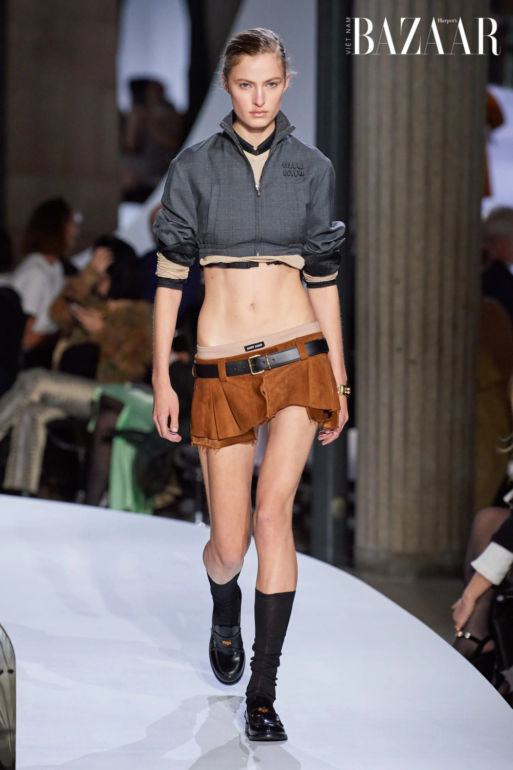 Xu hướng váy áo bé xíu được nhiều nhà mốt danh tiếng tiếp tục lăng xê mạnh mẽ trong các BST Xuân - Hè 2023. Theo Vogue, những chiếc áo croptop, áo quây bé như đồ bơi cùng chiều dài chưa đến 1 gang tay đều xuất hiện trên nhiều sàn diễn của 4 tuần lễ thời trang lớn nhất thế giới.