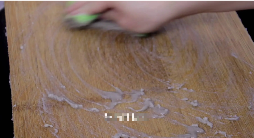 Sau khi lau sạch bề mặt thớt, bạn đổ một ít baking soda lên trên. Baking soda có tính kiềm yếu, có tác dụng tẩy rửa tốt, đồng thời cũng là chất tẩy rửa tự nhiên, an toàn. Bạn dùng miếng cọ rửa và lau lại thớt.