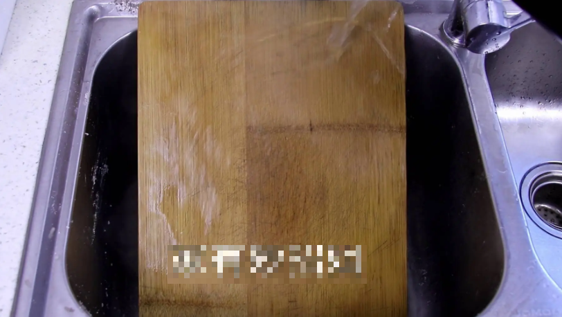 Tiếp đến, bạn lau các góc của thớt, rửa sạch thớt dưới vòi nước chảy. Cuối cùng, bạn đun một nồi nước sôi và tráng lại thớt bằng nước sôi.