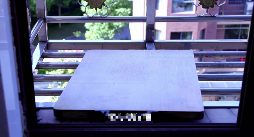 Nước sôi không những có thể tiệt trùng thớt triệt để mà nước nóng bốc hơi nhanh hơn cũng sẽ khiến thớt của chúng ta nhanh khô.