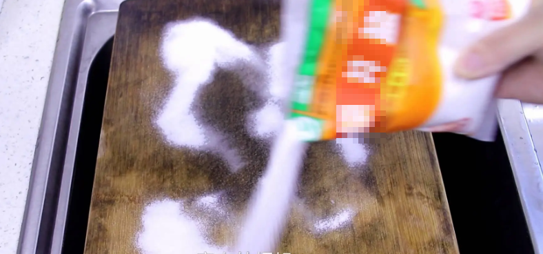 Muối ăn không chỉ có tác dụng khử trùng, diệt khuẩn mà các hạt muối ăn còn tương đối thô, dùng chúng làm tăng độ ma sát, qua đó có thể làm sạch bề mặt thớt, loại bỏ chất bẩn ở các vết trầy xước.