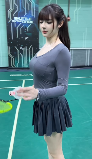 Amy Xianger diện áo thun phối cùng chân váy tennis tối màu.