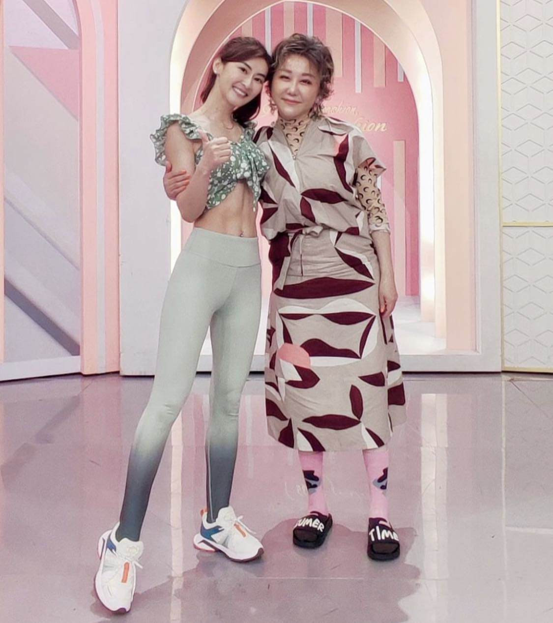 Trước đó, cô cũng từng chưng diện nhiều thiết kế tương tự trên sóng truyền hình và không nhận được những phản ứng tích cực. Nhiều ý kiến cho rằng, dù là HLV nhưng Hạ Mễ Nhã hoàn toàn có thể lựa chọn trang phục khác vì khán giả xem show có cả người lớn tuổi, trẻ con nên diện bộ đồ để lộ nhiều đường cong trên truyền hình sẽ không phù hợp.