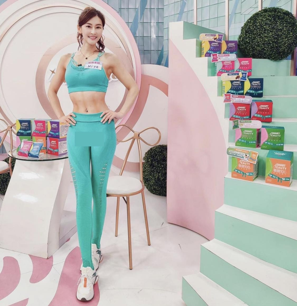 Không tồn tại nhiều quy tắc ăn mặc dành cho phái đẹp như ở Hàn Quốc, trong những năm gần đây, những chiếc quần gym đặc biệt được nữ giới xứ Trung yêu thích nhờ đặc tính ôm sát cơ thể, giúp khoe đường cong tối đa.