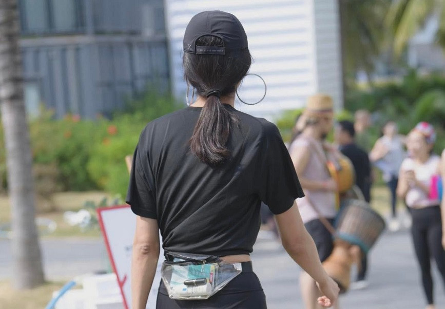 Trên diễn đàn Zhihu từng gây chú ý khi đăng tải bài viết: "Phụ nữ ngày càng thoải mái với trang phục mặc ra đường" kèm theo hình ảnh nhiều cô gái diện quần tập, trở thành đề tài được nhiều cư dân mạng quan tâm.