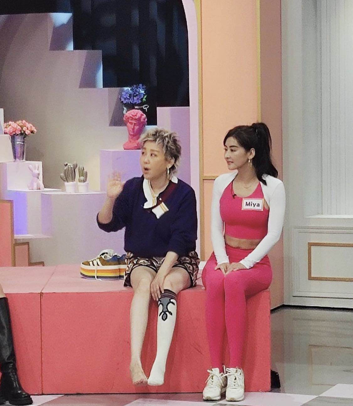 Mới đây, huấn luyện viên yoga tên là Hạ Mễ Nhã ở Đài Loan (Trung Quốc) gây tranh cãi trên MXH khi mặc bộ đồ tập tham gia show truyền hình. Trang phục mà Hạ Mễ Nhã chưng diện có thiết kế ôm sát cơ thể, phô đường cong tối đa. Do trang phục khá sáng màu nên Hạ Mễ Nhã thường xuyên phải dùng tay che chắn để tránh tối đa sự cố khi vận động, di chuyển.