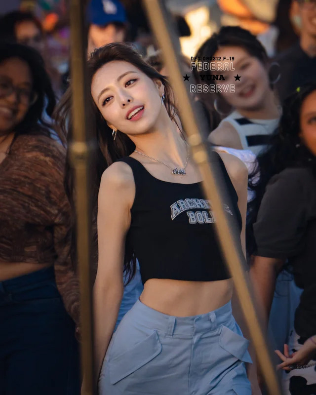 Trước đó, chủ đề về vóc dáng của Yuna nhận được nhiều sự quan tâm. Theo Koreaboo, để mặc đẹp mọi loại trang phục, Yuna luôn chú trọng đến chế độ ăn uống nhằm duy trì thân hình cân đối. Cô áp dụng chế độ nhịn ăn gián đoạn 16:8. Cô chỉ ăn từ 12h đến 20h. Bữa trưa của cô có thịt bò, mỳ ống hoặc bánh mỳ kẹp thịt. Còn bữa tối thì có salad ức gà.