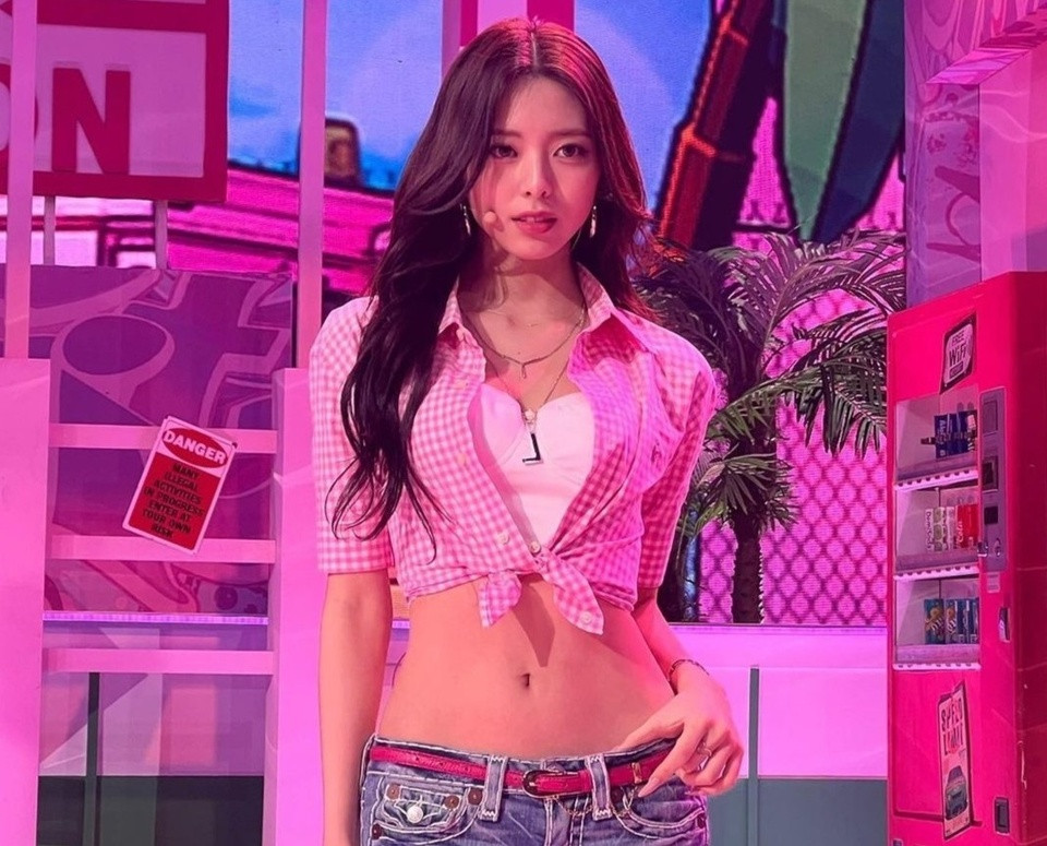 Sở hữu vòng eo nhỏ đến khó tin, Yuna tự tin lăng xê quần cạp trễ từ street style hàng ngày đến trang phục thảm đỏ, biểu diễn trên sân khấu.