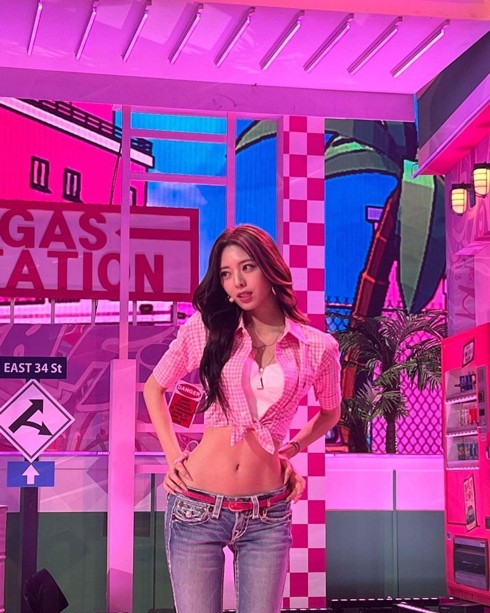 Theo Koreaboo, những hình ảnh xuất hiện trên đường phố của Yuna thường xuyên trở thành chủ đề gây tranh luận trên MXH. Nhờ có body đẹp, Yuna lăng xê mốt quần cạp trễ. Đây là xu hướng mặc nổi tiếng vào những năm 2000. Đến năm 2023, trào lưu này bỗng nhiên hot trở lại. Dưới phần bình luận của bài đăng, không ít khán giả dành lời khen ngợi cho Yuna: "Không phải ai cũng có thể mặc quần cạp trễ đẹp như cô ấy", "Tôi bị ám ảnh bởi kiểu quần này nhưng không thể phủ nhận nó rất phù hợp với Yuna",...