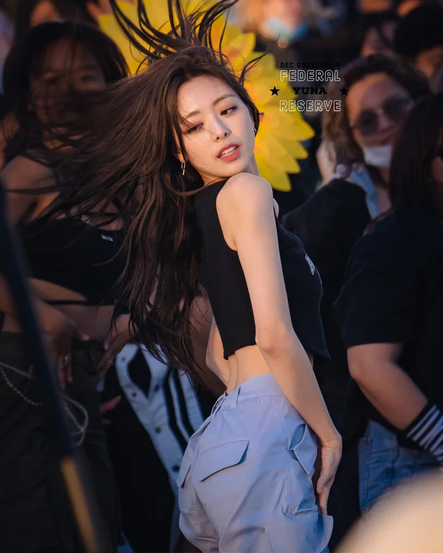 Cô duy trì thói quen kiểm tra cân nặng 2 lần/ngày: "Từ khi chưa nổi tiếng như bây giờ, tôi luôn đứng lên cân vào lúc mới thức dậy và trước khi lên giường đi ngủ. Điều này giúp tôi duy trì cân nặng của mình", Yuna nói.