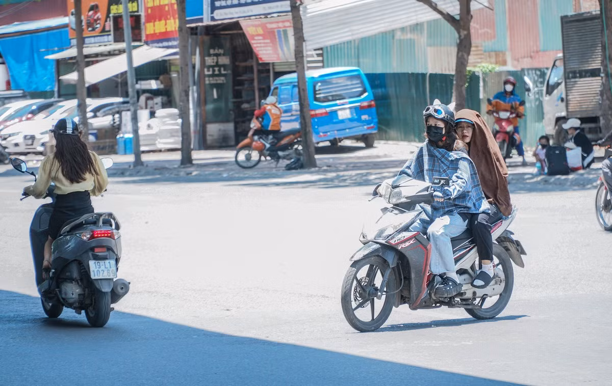 Mặc dù ở Hà Nội thời gian qua liên tục xuất hiện những cơn mưa lớn vào cuối giờ chiều, góp phần "giải nhiệt" tạm thời. Nhưng vào ban ngày, ánh nắng chói chang khiến ai cũng đều bịt bọc kín mít khi ra đường.